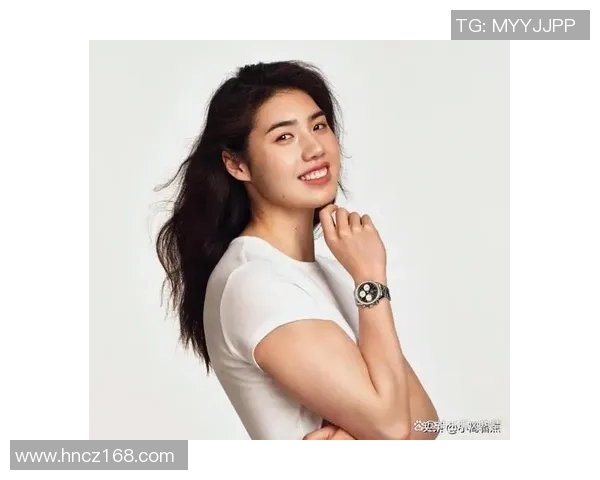 身材健美的足球明星女性展现力量与优雅的完美结合